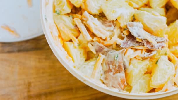 ハラペーニョペッパー ベーコンとポテトサラダ 20代のレトロなスタイルの料理 — ストック動画