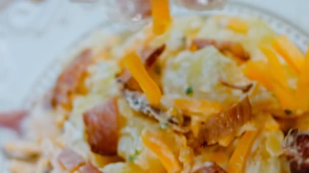 女人把腌制的切达奶酪放在沙拉上 贾拉皮诺胡椒土豆沙拉和培根20年代复古风格的食物 — 图库视频影像