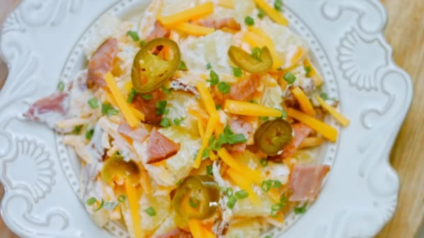 贾拉皮诺胡椒土豆沙拉和培根20年代复古风格的食物 — 图库视频影像