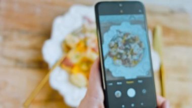 Telefonla salatanın resmini çekiyorum. Jalapeno biberi, jambonlu patates salatası. Yirmili yılların modasına uygun yemekler..