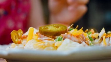 İki küçük kız salatayı dikkatlice tadıyor. Jalapeno biberi, jambonlu patates salatası. Yirmili yılların modasına uygun yemekler..