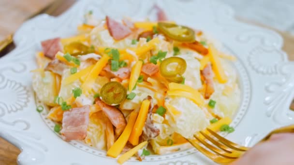 用金叉尝色拉 贾拉皮诺胡椒土豆沙拉和培根20年代复古风格的食物 — 图库视频影像