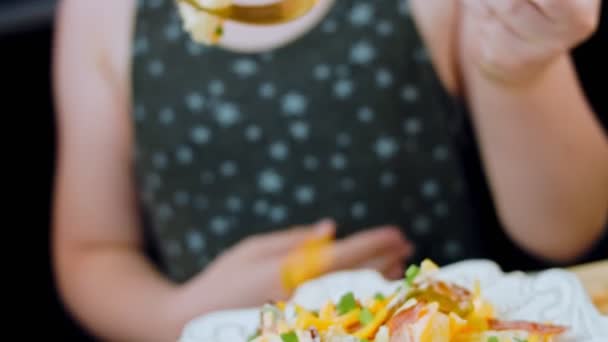 这个女孩用金叉尝色拉 贾拉皮诺胡椒土豆沙拉和培根20年代复古风格的食物 — 图库视频影像