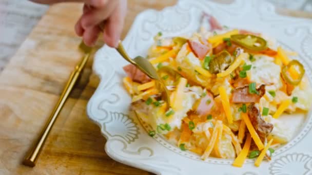 这个女孩用金叉尝色拉 贾拉皮诺胡椒土豆沙拉和培根20年代复古风格的食物 — 图库视频影像