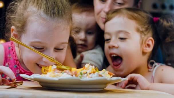 Madre Las Niñas Prueban Ensalada Pimiento Jalapeño Ensalada Patata Con — Vídeos de Stock