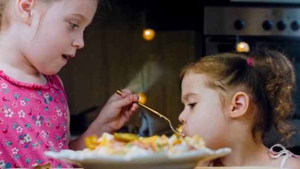 Δύο Κοριτσάκια Δοκιμάζουν Προσεκτικά Σαλάτα Πιπέρι Χαλαπένο Πατατοσαλάτα Μπέικον Τρόφιμα — Αρχείο Βίντεο
