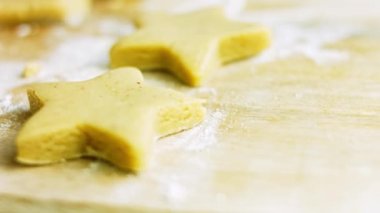 Ev yapımı zencefilli kurabiye pişirmeden önceki işlem.