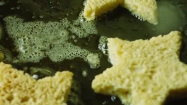 Fransız tostu yaptıktan sonraki süreç Noel ağacı atmosferi..