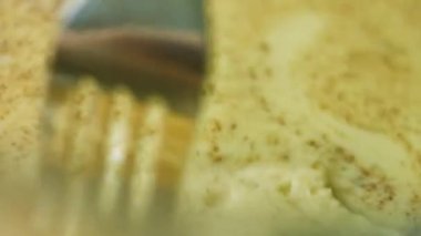 Fransız tostu yaptıktan sonraki süreç Noel ağacı atmosferi..