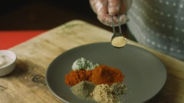 Tabağa bir çorba kaşığı sarımsak tozu ekle. Bir sürü malzemeyi karıştırıyoruz..