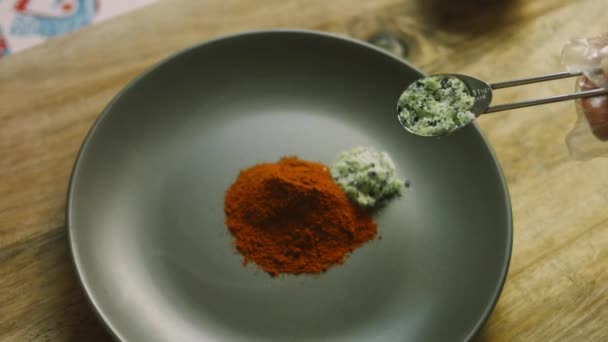 Přidejte Talíř Lžíci Cibulové Soli Mícháme Mnoho Ingrediencí — Stock video