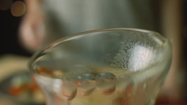 Tabağa Bir Kaşık Kurutulmuş Kekik Ekle Bir Sürü Malzemeyi Karıştırıyoruz — Stok video