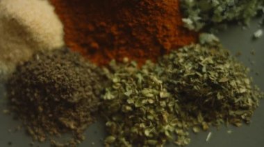 Tabağa bir çorba kaşığı kurutulmuş fesleğen ekle. Bir sürü baharat karıştırıyoruz..