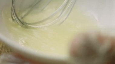 Yumurtanın beyazını bir kasede çırp..