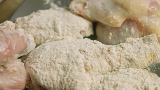 肉在面粉和调味品中 我煮炸鸡 — 图库视频影像