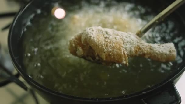 Süss Csirkelábat Szárnyakat Olajban Húsnak Van Egy Réteg Lisztje Fűszerekkel — Stock videók