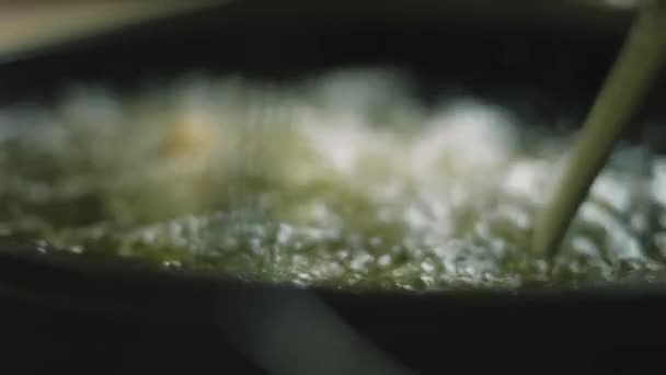 Kızarmış Tavuk Bacağı Yağda Kanat Ette Baharatlı Tabakası Var — Stok video