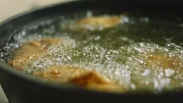 Süss Csirkelábat Szárnyakat Olajban Húsnak Van Egy Réteg Lisztje Fűszerekkel — Stock videók