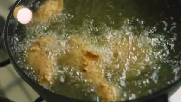 用油炸鸡腿和鸡翅 这肉有一层加香料的面粉 — 图库视频影像