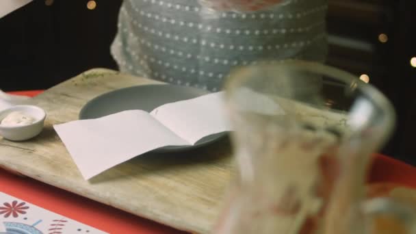 Puse Las Servilletas Plato Quiero Remojar Grasa Carne Frita — Vídeos de Stock