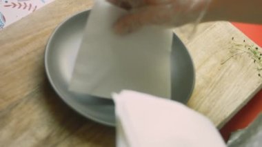 Peçeteleri tabağa koydum. Yağları kızarmış ete batırmak istiyorum..