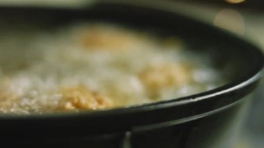 Kızarmış tavuk bacağı ve yağda kanat. Ette baharatlı un tabakası var..