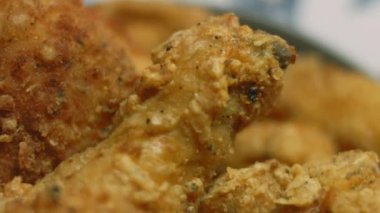 Noel mutfağı, kızarmış tavuk hazırlıyorum. Japon Noel gelenekleri