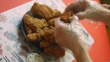 Noel mutfağı, kızarmış tavuk hazırlıyorum. Japon Noel gelenekleri