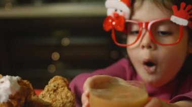Küçük kız Noel mutfağını tadıyor, ben kızarmış tavuk hazırlıyorum..