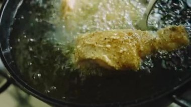 Yılbaşı mutfağını yaptıktan sonra kızarmış tavuk hazırlıyorum..