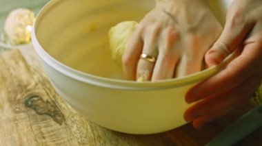 Yeşil hamurlu, ekşi kirazlı ve ekşi kremalı pasta yapmadan önceki işlem. Ayrıca yemek süsü ve kırmızı yıldız pastası da var..