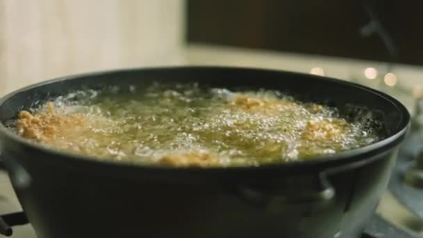 Frite Pernas Frango Asas Óleo Carne Tem Uma Camada Farinha — Vídeo de Stock