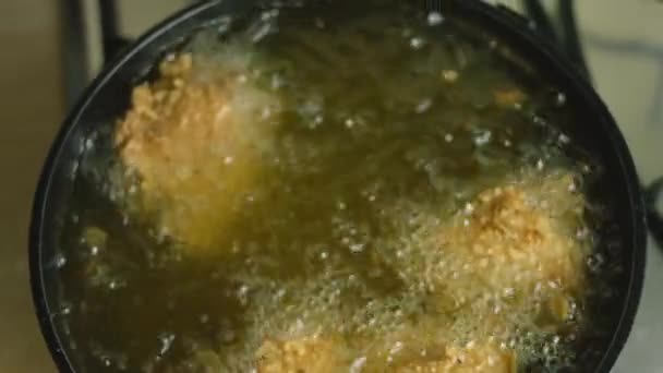 Fry Chicken Legs Wings Oil Meat Has Layer Flour Spices — Stock Video
