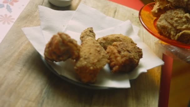 Pus Guardanapos Num Prato Quero Absorver Gordura Carne Frita — Vídeo de Stock