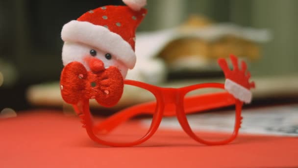 Kacamata Natal Dan Tahun Baru Aku Memasak Ayam Goreng — Stok Video
