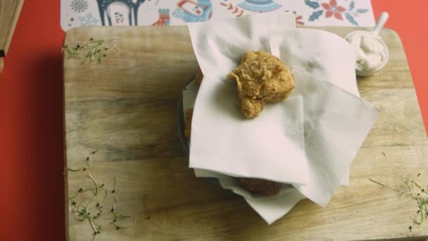 Pus Guardanapos Num Prato Quero Absorver Gordura Carne Frita — Vídeo de Stock