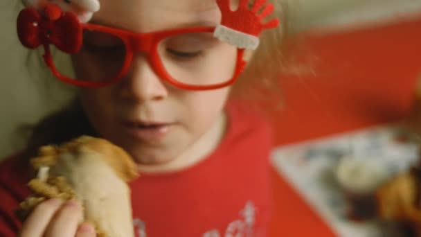 Küçük Kız Noel Mutfağını Tadıyor Ben Kızarmış Tavuk Hazırlıyorum — Stok video
