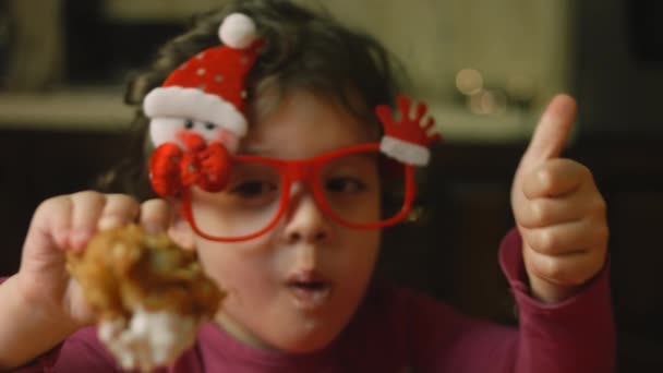 Küçük Kız Noel Mutfağını Tadıyor Ben Kızarmış Tavuk Hazırlıyorum — Stok video