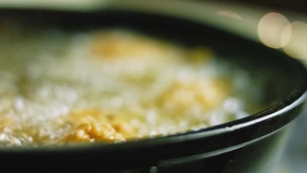 Yılbaşı Mutfağını Yaptıktan Sonra Kızarmış Tavuk Hazırlıyorum — Stok video