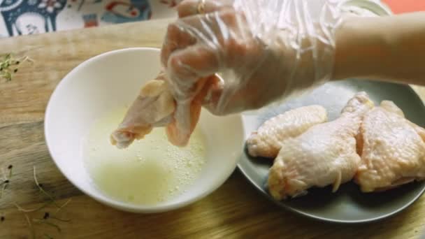 Karácsonyi Konyha Elkészítése Előtt Sült Csirkét Készítek — Stock videók