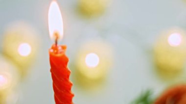 Salamlı ve peynirli şarküteri yapılmadan önceki işlem. Kurutulmuş meyve, fındık ve bal var. Mum yakarak tatil düzenlemesi.