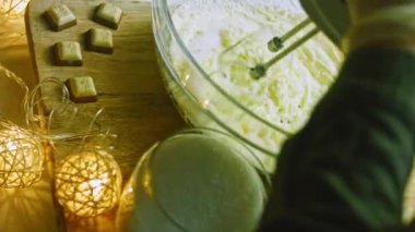 Noel pastasını Noel Baba şeklinde zencefilli kurabiyelerle yaptıktan sonraki süreç. Makro çekim.