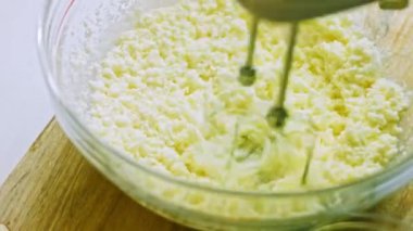 Noel pastasını Noel Baba şeklinde zencefilli kurabiyelerle yaptıktan sonraki süreç. Makro çekim.