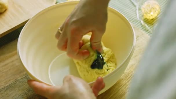 Proces Przed Pieczeniu Ciasta Zielonym Ciastem Kwaśne Wiśnie Śmietany Posiada — Wideo stockowe