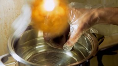 Kadın pancarları kaynatıyor..