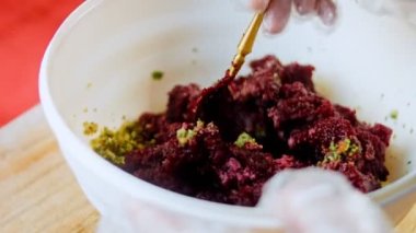 Pkhali geleneksel Gürcü yemekleri. Mor renk için pancar kullanılır. Ceviz süsleme için kullanılır..