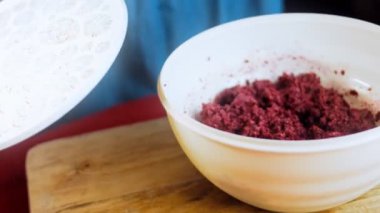 Pkhali geleneksel Gürcü yemekleri. Mor renk için pancar kullanılır. Ceviz süsleme için kullanılır..