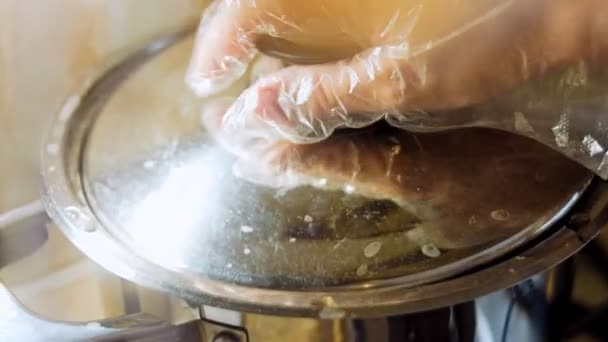 新鲜的甜菜在锅里煮 宏观背景 顶部视图 — 图库视频影像