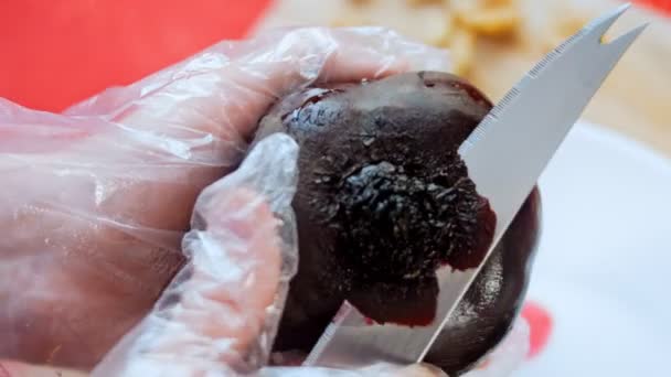 Mãos Femininas Cortam Beterraba Uma Placa Cozinha Com Uma Faca — Vídeo de Stock