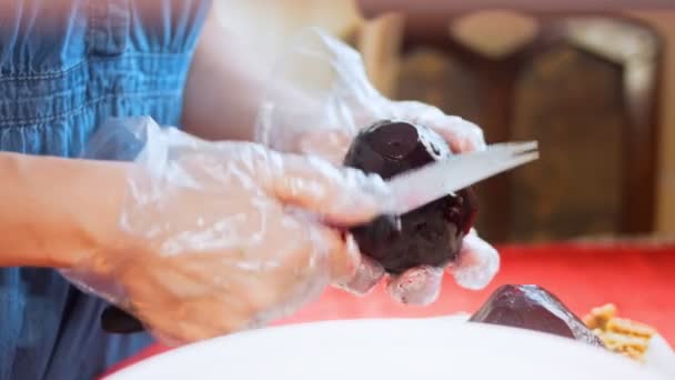 Mâinile Femeii Taie Sfecla Roșie Placă Bucătărie Cuțit — Videoclip de stoc